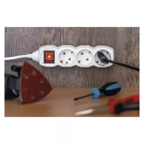 Emos HOSSZABBÍTÓ 3 M / 6 ALJZAT / KAPCSOLÓS / 1,5 MM2 P1623R